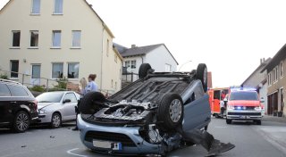 Handy verloren: Junger Bielefelder Autofahrer bückt sich und landet auf dem Dach
