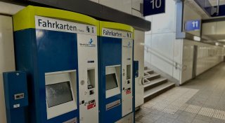Strom-Chaos am Löhner Bahnhof: Bizarrer Fehler legt alle Fahrkartenautomaten lahm