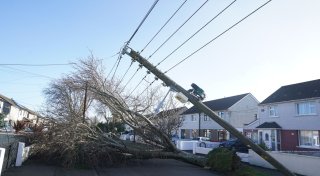 Weiterer Toter nach Sturm Éowyn - Tausende ohne Strom