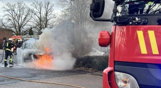 Auto in Löhne steht in Flammen