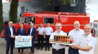 Besonderer Oldtimer der Feuerwehr Hövelhof bekommt eigenen Glas-Pavillon