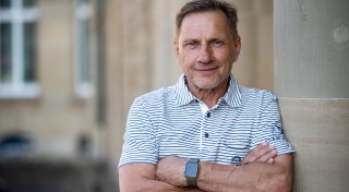 TV-Star auf Bielefelder Bühne: Beliebter „Tatort“-Kommissar spielt „Rain Man“