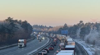 Mindestens sieben Verletzte bei Bielefeld: Zwei Unfälle verursachten Stau auf A2