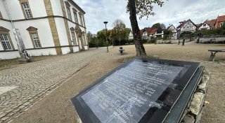 Erinnerungsort gefordert: Unbekannte benennen Kardinal-Degenhardt-Platz in Paderborn um