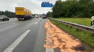 A2 bei Bielefeld: Lkw-Tankleck verursacht massive Umweltverschmutzung