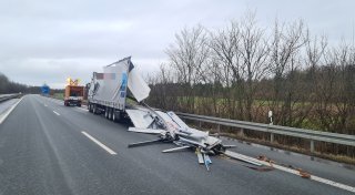 Lkw berühren sich: Trümmerfeld auf der A33 im Kreis Paderborn