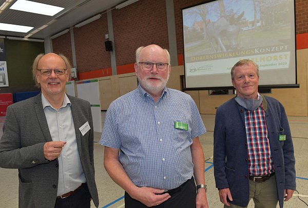 Hartmut Lüdeling (ARGE Dorfentwicklung, links), Henner Schröder (Vorsitzender Dorf- und Heimatverein Isselhorst, Mitte) sowie Hans-Heinrich Hölscher (Abteilungsleiter "Dorfentwicklung") haben das "Dorfentwicklungskonzept 2030" gemeinsam initiiert. - © Jens Dünhölter