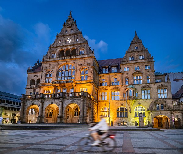 Das Alte Rathaus in Bielefeld wird in der Dunkelheit beleutet. Nun gab es eine unfreiwillige Lichtpause. - © Sarah Jonek