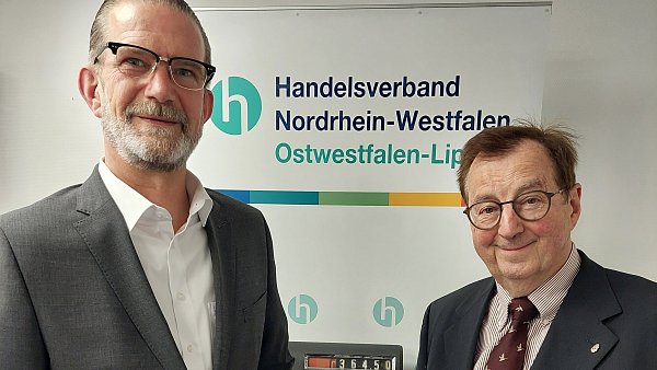 Hauptgeschäftsführer Jan-Erik Weinekötter (l.) und der stellvertretende Vorsitzende Rainer Schorcht vom Handelsverband OWL. - © Handelsverband