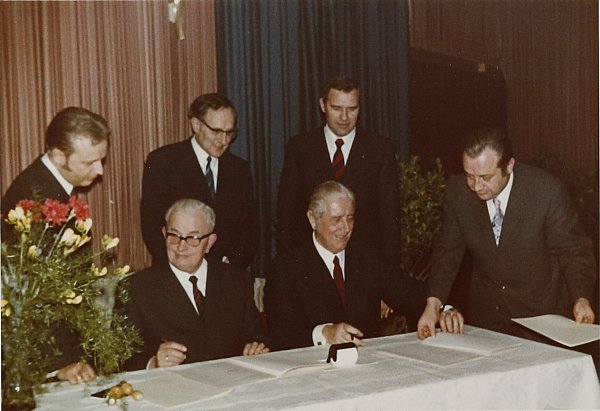 Bei der Unterzeichnung des Gebietsveränderungsvertrags zwischen Paderborn und der Gemeinde Elsen am 26. März 1971 war Stadtdirektor Wilhelm Ferlings mit dabei. Auch auf dem Foto: Anton Hartmann, Stadtdirektor Wilhelm Sasse, Amtsdirektor Franz-Josef Winter, Herbert Schwiete und der Paderborner Hauptamtsleiter Josef Niggemeier. - © Stadt- und Kreisarchiv Paderborn