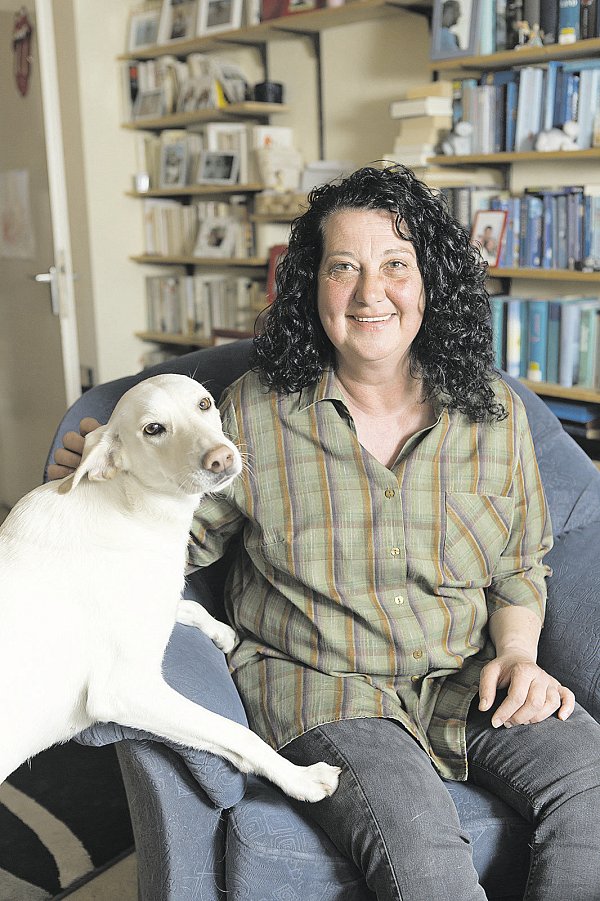 Monika Beisler, hier mit Marias Hund, schildert ihre Eindrücke vom Prozess. - © Stefanie Salzer-Deckert