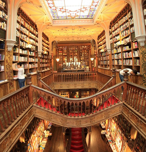 Hotspot in Porto: Von der Buchhandlung Lello ließ sich Joanne K. Rowling inspirieren. Weil der Laden so beliebt ist, werden mittlerweile Eintrittskarten verkauft. - © Michael Juhran