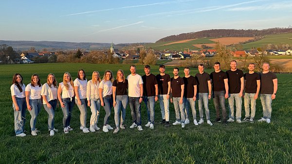 Peter Willeke ist neuer Schützenkönig in Erkeln, er regiert mit Freundin Carla Brockhoff und seinem Hofstaat. - © Schützenbruderschaft Erkeln
