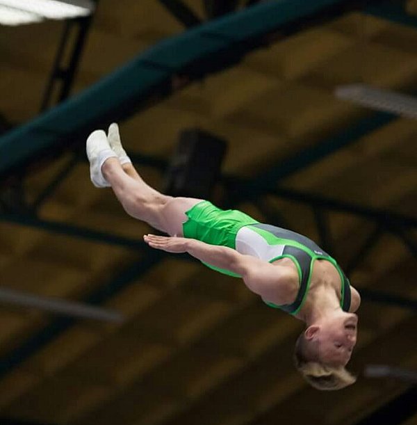 Der Herr der Lüfte: Trampolinspringer Nils Kwaßny ist einige Meter über dem Tuch in seinem Element. Das nächste Ziel des Brackweder Fliegers ist die Jugend-EM. - © Tim Danneberg