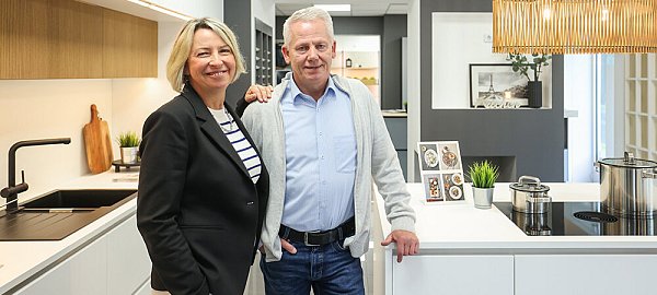 Frau Baatz kümmert sich um die kaufmännische Abwicklung und um die Gestaltung der Verkaufsräume. - © KüchenTrend