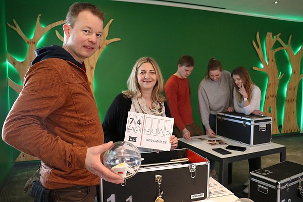 Aus der Mind-Arena: Die Geschäftsführer Christian Siegel (vorne) und Stephanie Reker und die Mitarbeiter Hannes Altwasser, Alina Heidtmann und Janine Weber. - © Mareike Gröneweg
