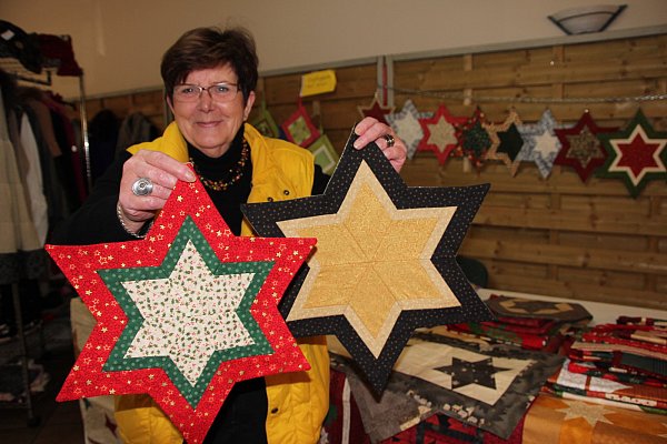 Jedes Kunstwerk ein Unikat: Aus vielen kleinen Dreiecken näht Monika Hesse aus Mastholte aufwendige Decken in Patchwork-Technik. - © Manuela Fortmeier