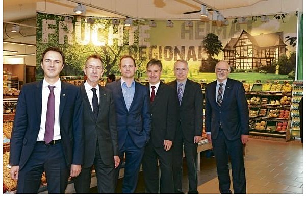 (v. l.) Philipp Rieländer, Wolfgang Rieländer (beide geschäftsführende Gesellschafter der Lüning-Gruppe), Jens Krukenmeyer, Spartenleiter Einzelhandel Food, Bürgermerister Michael Berens, Wirtschaftsförderer Klaus-Dieter Borgmeier und Johannes Krukenmeyer, Prokurist der Lüning-Gruppe. - © FOTO: RALPH MEYER