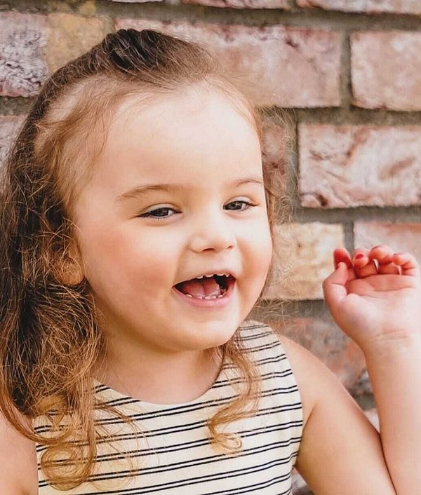 Die kleine Elisa aus Hamburg wurde nur drei Jahre alt. Sie litt unter einem unheilbaren Hirntumor. - © Privat