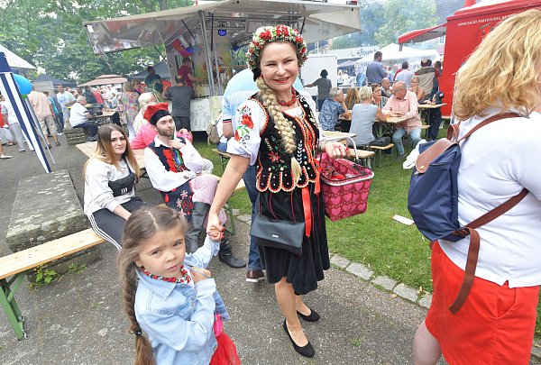Die Deutsch-Polnische Gesellschaft mit der Tanzgruppe "Perlka" (Prelchen) waren in ihren bunten Trachten einer von vielen Hinguckern. - © Jens Dünhölter