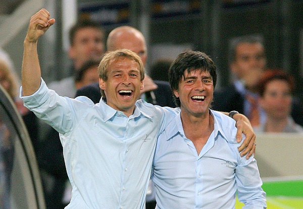 Der frühere Bundesliga-Trainer Löw kam 2004 als Co-Trainer von Jürgen Klinsmann zur Nationalmannschaft und beerbte seinen Chef nach dem "Sommermärchen" bei der Heim-WM 2006. - © picture-alliance/ dpa