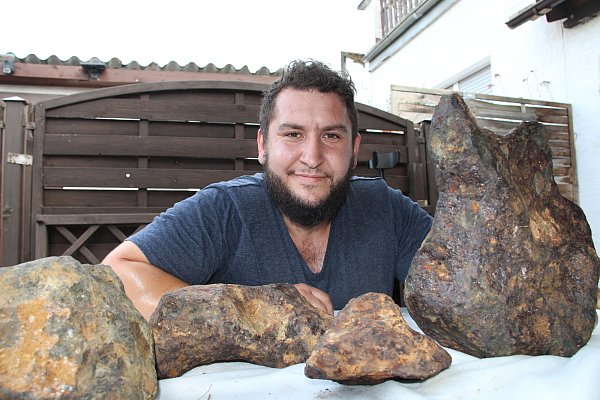 Stolz: Riccardo Cataldi mit seiner Ausbeute aus Schweden. Diese Teile des Metall-Meteoriten Muonionalusta hat er gefunden. - © Amina Vieth