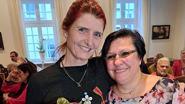Im Krankenhaus lernten sich Inge Bultschnieder (l.) und Katya Antonova vor zwölf Jahren kennen. Das war der Auslöser für das Engagement der Rheda-Wiedenbrückerin für Werkvertragsarbeiter. - © marion pokorra