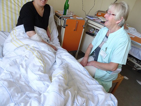 Einsatzleiterin Ingrid Gerstenberger spricht mit einer Patientin. Neben traurigen Geschichten, gibt es bei Patienten auch immer wieder Grund zum Lachen. - © Kristina Grube