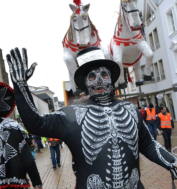 Karneval auf Mexikanisch: Wie zum Dia de los muertos hatte sich dieser Jeck verkleidet. - © Silke Riethmüller
