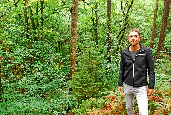 Die Kraft der Natur: Hinter dem Biologen Christian Venne von der Biologischen Station Kreis Paderborn-Senne hat sich der Wald die Fläche zurückgeholt, auf der bis 1994 eine Forellenzuchtanlage mit mehreren Becken betrieben wurde. Mittlerweile sind die Bäume zehn, zwölf Meter hoch. - © Foto: Gunter Held