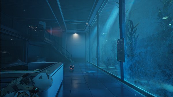 Eine Drohne haben wir unschädlich gemacht – sie liegt regungslos auf dem Boden. Aber lauert hinter der nächsten Ecke schon wieder eine Bedrohung? Langsames, planvolles Vorgehen ist angeraten. - © Spikewave Games