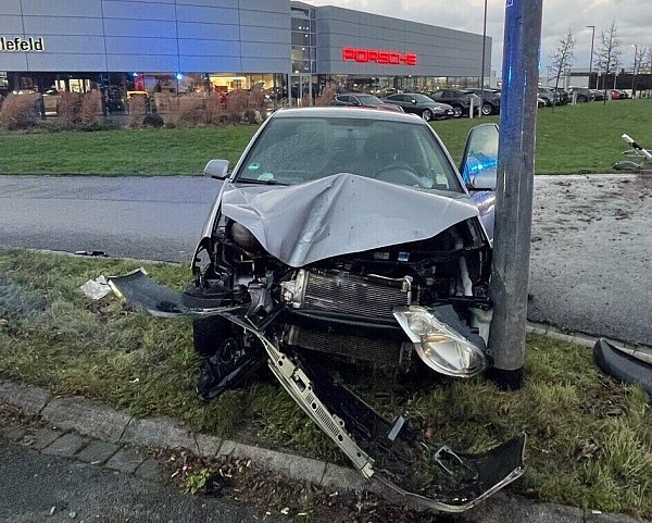 Der VW Polo wurde bei dem Unfall in Bielefeld stark beschädigt. - © Polizei Bielefeld