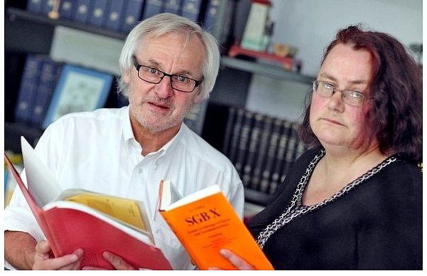 Rechtsanwalt Siegfried Kammel und seine arbeitslose Mandatin Maria K. wollen sich nicht damit begnügen, dass Kunden der Arbeitsämter und Jobcenter laut Gesetzeslage ungerecht behandelt werden. - © FOTO: OLIVER KRATO