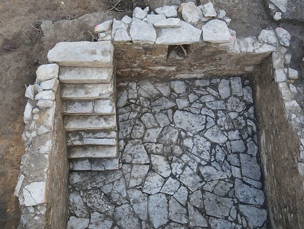 Einer der beiden Steinkeller aus dem 17. Jahrhundert. Die intakte Treppe führt hinab. - © T. Lodemann/EggensteinExca