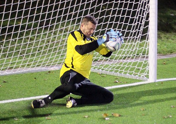 Gehalten: Koch fängt den Ball sicher mit beiden Händen. - © Frank-Michael Kiel-Steinkamp