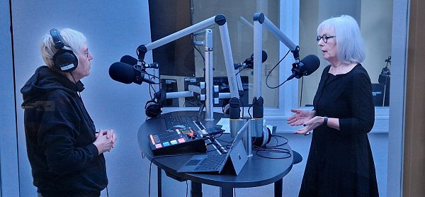 „Das größte Risiko für eine Frau, Opfer eines Tötungsdeliktes zu werden, ist es, verheiratet zu sein und in Trennung zu leben, das zeigt uns die Statistik“, schildert Heike Lütgert die Gewaltproblematik im Podcast mit Birgitt Gottwald. - © Michaela Heinze