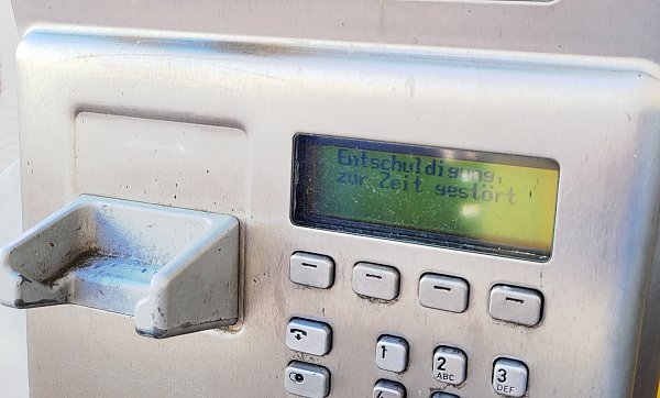 Zur Zeit gestört: Die Gütersloher Telefonsäulen sind schon länger außer Betrieb. Das wird sich auch in Zukunft nicht ändern. - © Celina Allard
