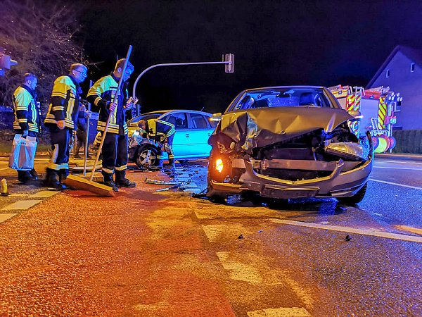 Mit dem Besen mussten Fahrzeugreste von der Straße entfernt werden. - © Feuerwehr Herford