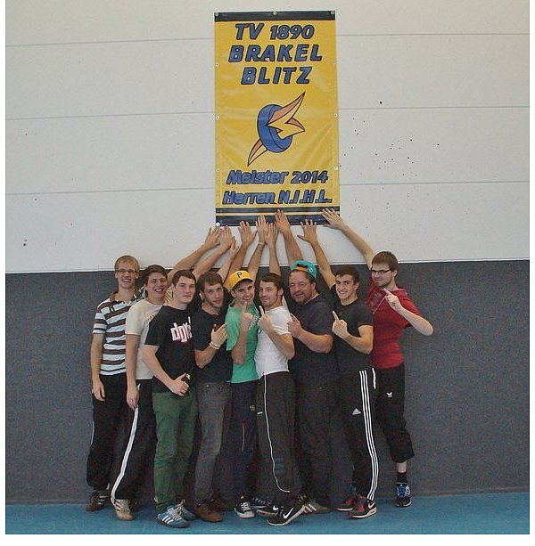 Meisterliche Blitze: (v.l.) Martin Bobbert, Julian Behler, Steffen Wittrock, Stefan Pott, Niklas Plückebaum, Marius Rubarth, Tobias Seck, Luca Soares, Michael Bobbert vom TV Blitze Brakel sind Meister in der Norddeutschen Inlinehockey-Liga. Foto: TV Brakel