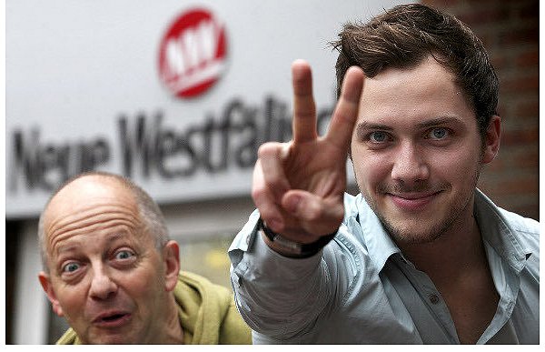 Moderator Martin Quilitz (l.) und Beatbox-Künstler Mirko Bierstedt wollen die im Kreis Gütersloh schlummernden Talente auf die Bühne des Winter Wunder Varieté bringen. - © FOTO: PATRICK MENZEL
