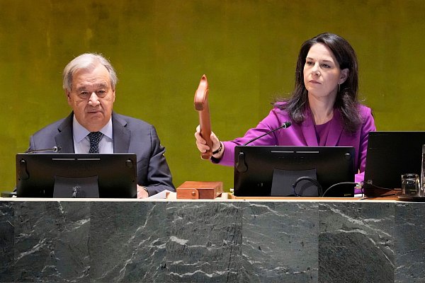 António Guterres, Generalsekretär der Vereinten Nationen, und Annalena Baerbock, Präsidentin der Generalversammlung der Vereinten Nationen. - © Richard Drew/AP/dpa