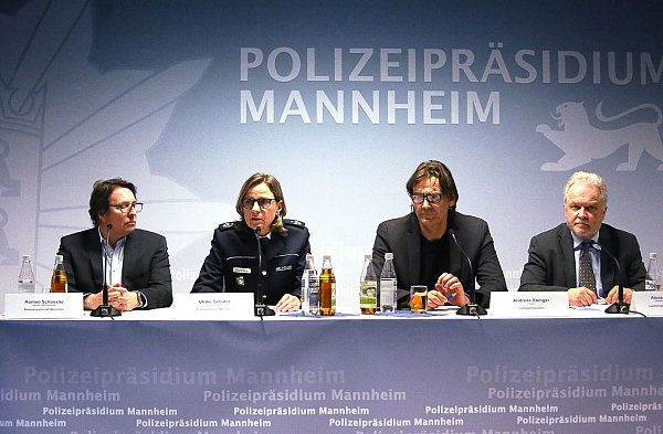 Romeo Schüssler (l.-r.), Staatsanwaltschaft Mannheim, Ulrike Schäfer, Polizeipräsidentin Mannheim, Andreas Stenger, Präsident Landeskriminalamt Baden-Württemberg, und Alexander Schwarz, Opferbeauftragter der Landesregierung. - © Dieter Leder/dpa