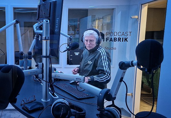 Nahbar und spannend: Mit ihrer unverwechselbaren Stimme führt Moderatorin Birgitt Gottwald durch den historischen True Crime Podcast der NW. - © Michaela Heinze
