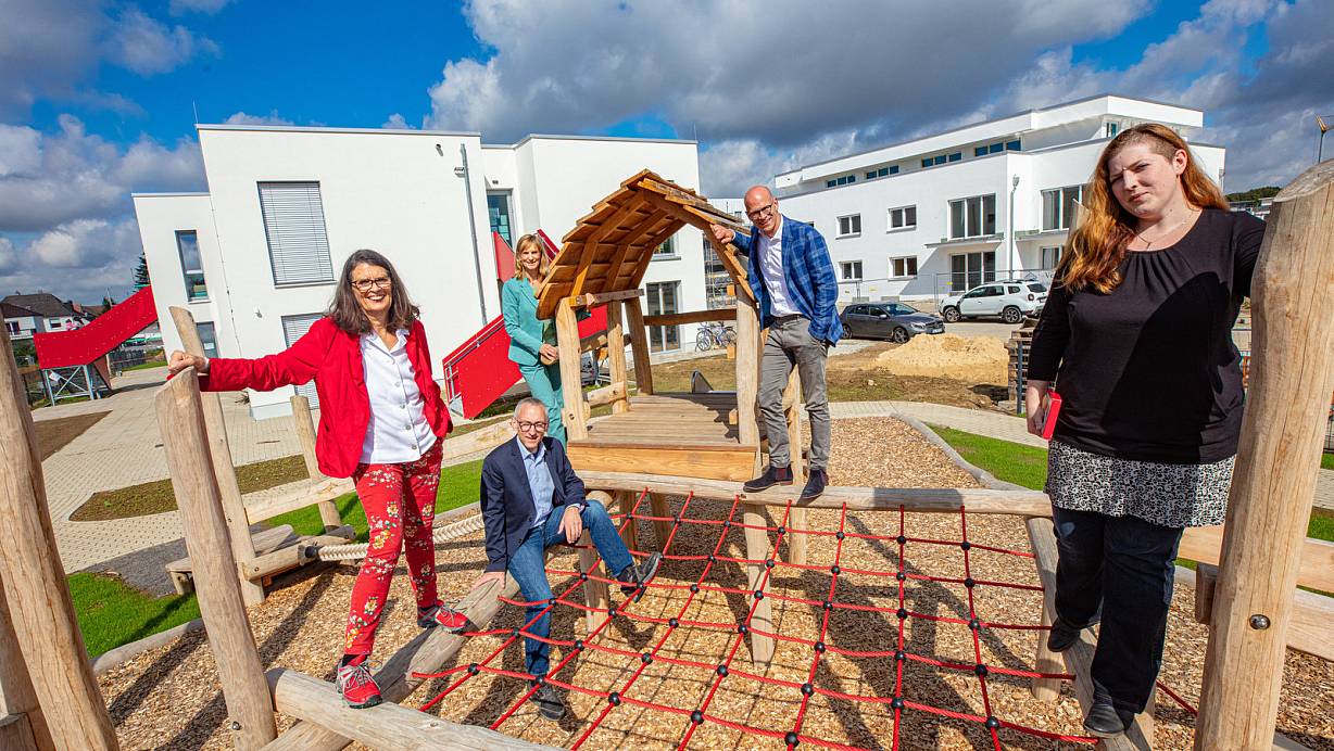Regine Weißenfeld (Vorsitzende Jugendhilfeausschuss), Ulrich Gödde (Geschäftsführung Falken Bielefeld), Sabine Kubitza (Geschäftsführerin BGW) und Ingo Nürnberger (Sozialdezernent Stadt Bielefeld). | © Mike-Dennis Müller / www.mdm.photo