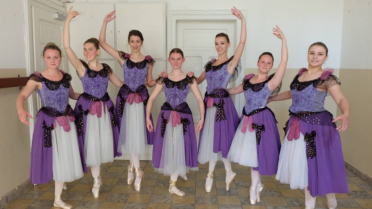 Ballettensemble Felicitas Grell: Emelie Beilenhoff, Helene Busuluk, Christina Fuest, Amy Grimm, Madlene Holtmann, Friderike Holzenbecher und Laura Raabe. | © NW