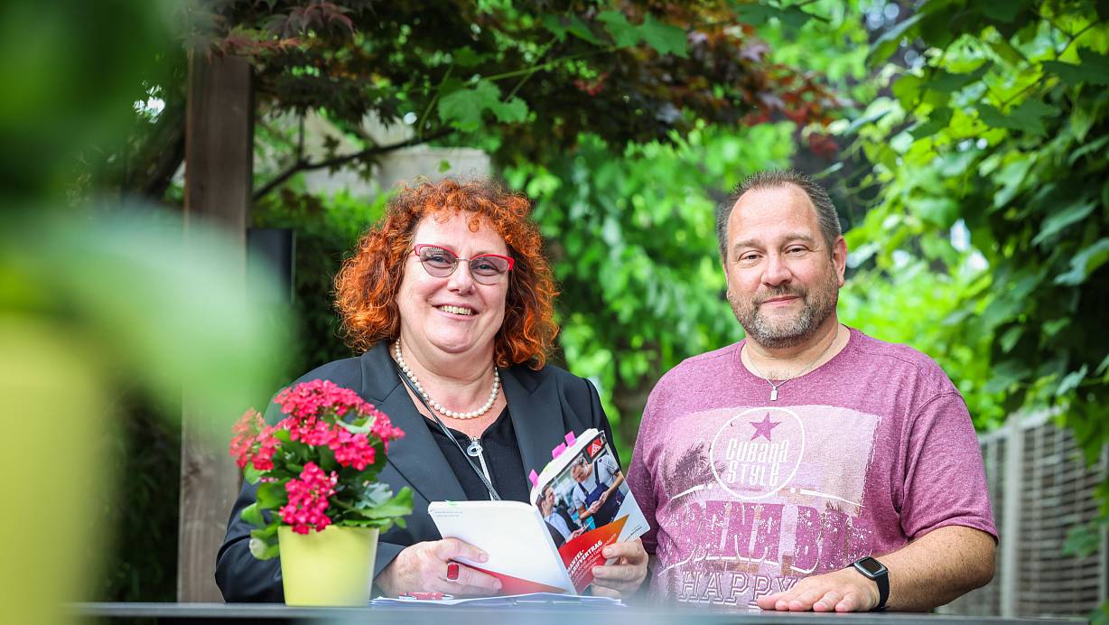 Die langjährige IG-Metall-Chefin Ute Herkströter, hier im Juni 2023 bei einer Aktion gemeinsam mit Gewerkschaftssekretär Jens Engelbrecht. | © Sarah Jonek