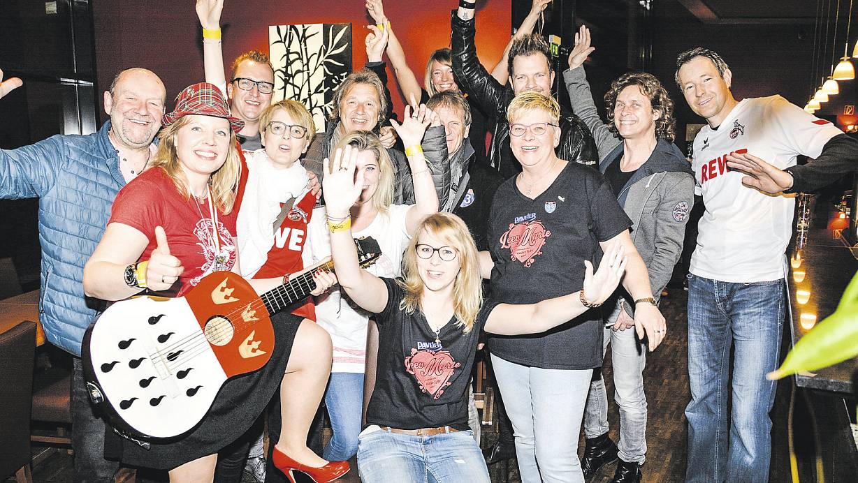 Meet and Greet: Detlef Vorholt (v. l.), Simone Kube mit ihrer weltweit<br />einzigartigen Köln-Gitarre, Dirk Zymner, Corinna Heine, Steffie Koch, Bubi Brühl, Detlef Vorholt, Marion Braun, Tanja Schudnagis, Leadsänger Sven Welter, Markus Steinseifer, Thomas Liene und Franziska Schudnagis (vorne r.). | © Thomas Kube