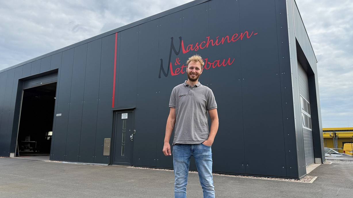 Vor der Halle: Nils Nowinski steht vor der bisherigen Halle. Direkt dahinter ist der Neubau geplant. | © Ralf T. Mischer