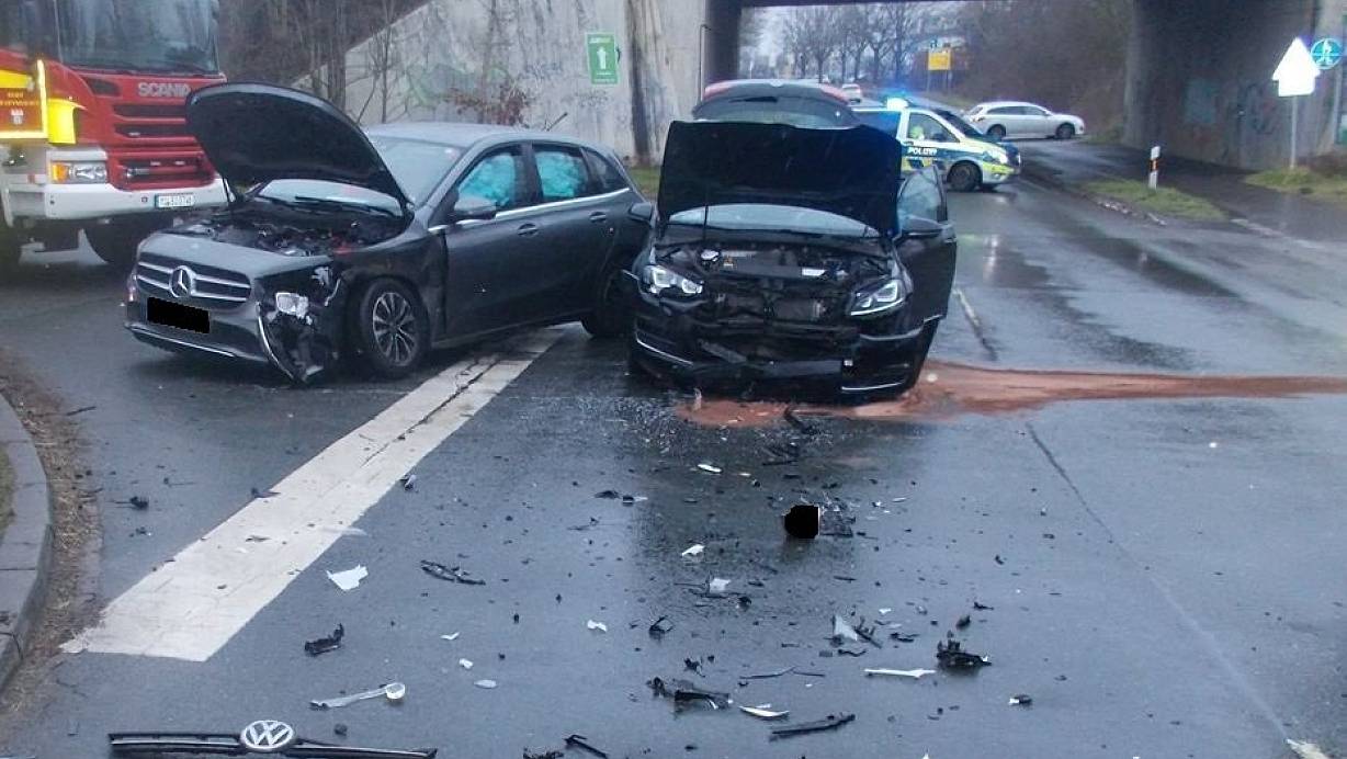 Infolge der Kollision waren die beiden Autos nicht mehr fahrbereit. | © Polizei Minden-Lübbecke