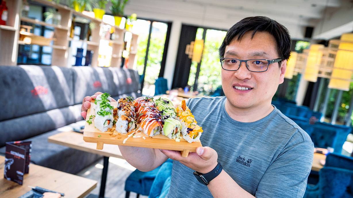 Sushi frisch mit Fisch oder auch vegan: Hongzhi Zhao präsentiert eine kleine Auswahl der mundgerechten Häppchen. | © Barbara Franke